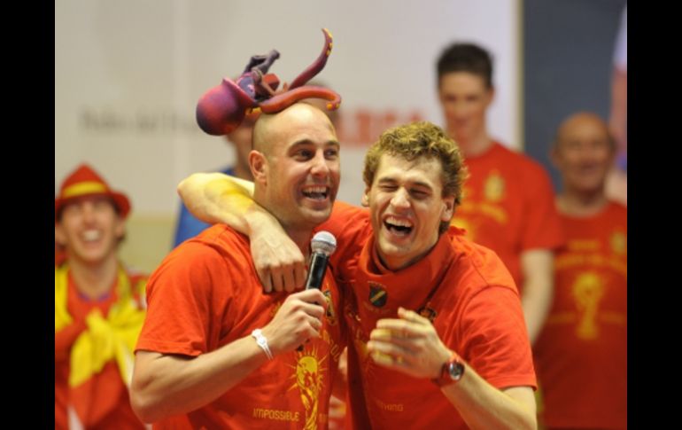 El portero Pepe Reina (izq.) bromea con un títere de Paul el pulpo, durante su discurso en las celebraciones de la Selección. AFP  /