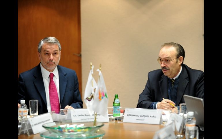 Emilio González Márquez (izq.) y Mario Vázquez Raña, presidente de la Organización Deportiva Panamericana.  /