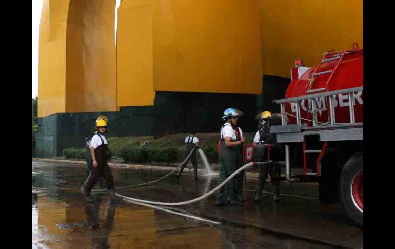 A la altura de Los Arcos del Milenio el agua  llegó a los 30 centímetros. ESPECIAL  /