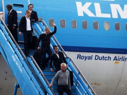 Los jugadores holandeses saludan a su llegada al aeropuerto de Schiphol. EFE  /