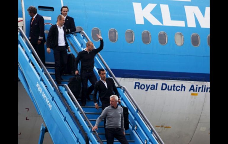 Los jugadores holandeses saludan a su llegada al aeropuerto de Schiphol. EFE  /