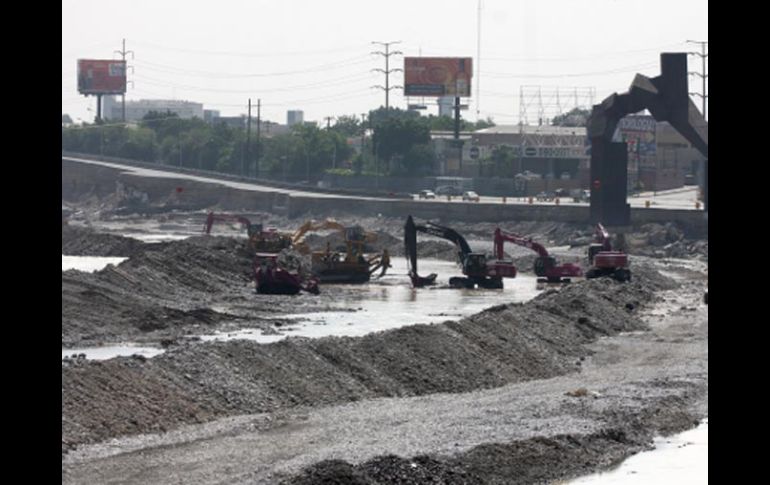 Maquinaria  es utilizada para retirar escombros y comenzar con la reconstrucción de las avenidas Morones Prieto y Constitución. NTX  /