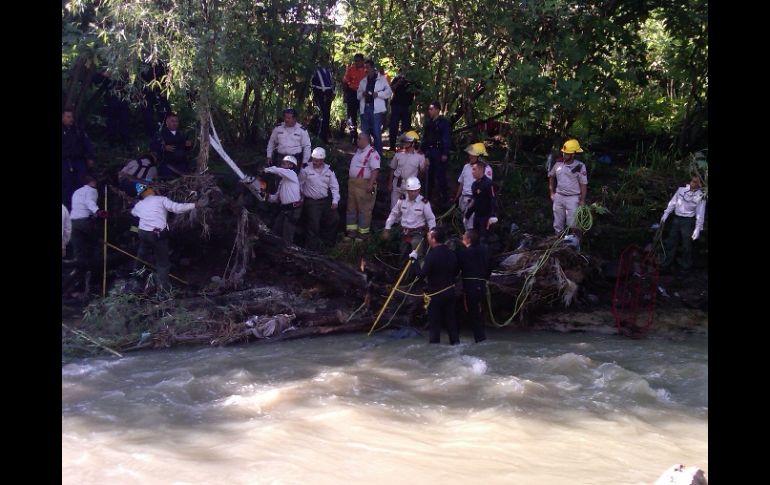 Personal de Bomberos tapatíos y del Semefo rescataron el cuerpo para trasladarlo al anfiteatro. O RUVALCABA  /