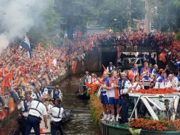 Los jugadores dan un paseo saludando a todos los aficionados.AFP  /