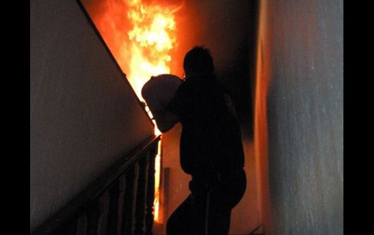 La casa donde se originó el incendio fue declarada pérdida total por elementos de Protección Civil y Bomberos. ARCHIVO  /