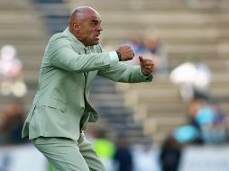 Fotografía de archivo de José Luis Sánchez Solá diriegiendo al Puebla durante el torneo Bicentenario. MEXSPORT  /