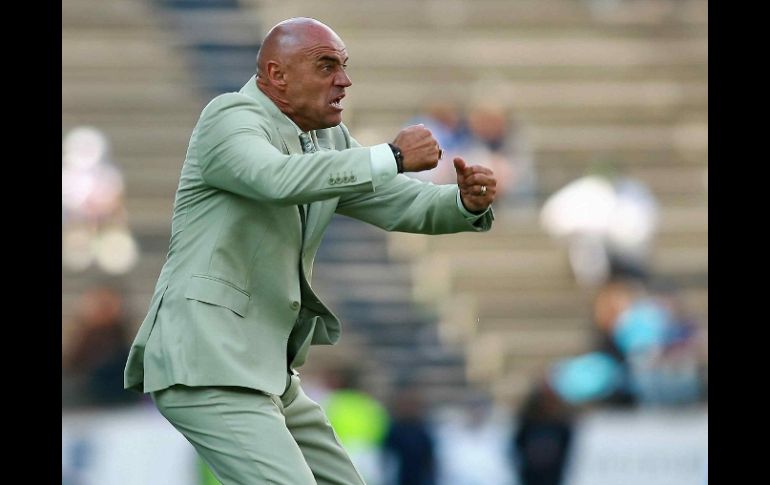 Fotografía de archivo de José Luis Sánchez Solá diriegiendo al Puebla durante el torneo Bicentenario. MEXSPORT  /