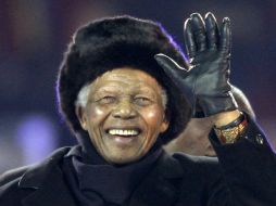 Nelson Mandela saluda a los aficionados en la clausura del Mundial de Sudáfrica. AFP  /