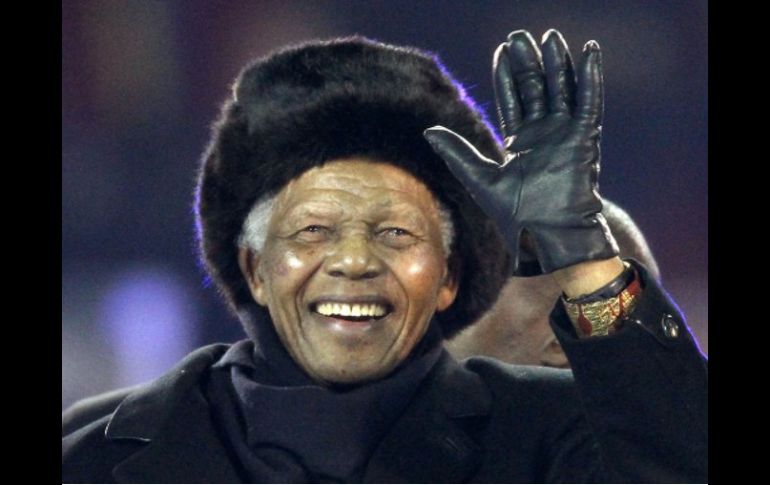 Nelson Mandela saluda a los aficionados en la clausura del Mundial de Sudáfrica. AFP  /