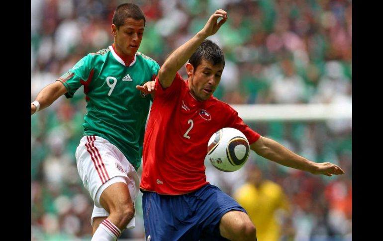 Foto de accion de Javier Hernandez de Mexico y de Ismael Fuentes (der.) de Chile, durante el juego amistoso. MEXSPORT  /