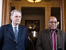 Jacques Rogge, presidente del CIO (izq), junto al presidente de Sudáfrica Jacob Zuma. AP  /