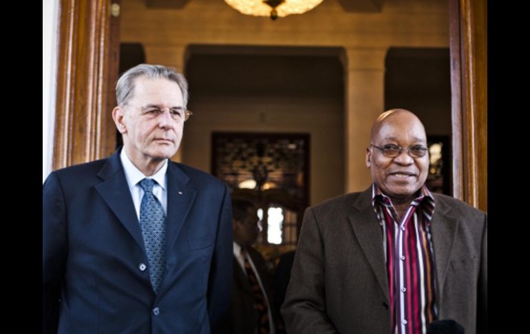 Jacques Rogge, presidente del CIO (izq), junto al presidente de Sudáfrica Jacob Zuma. AP  /