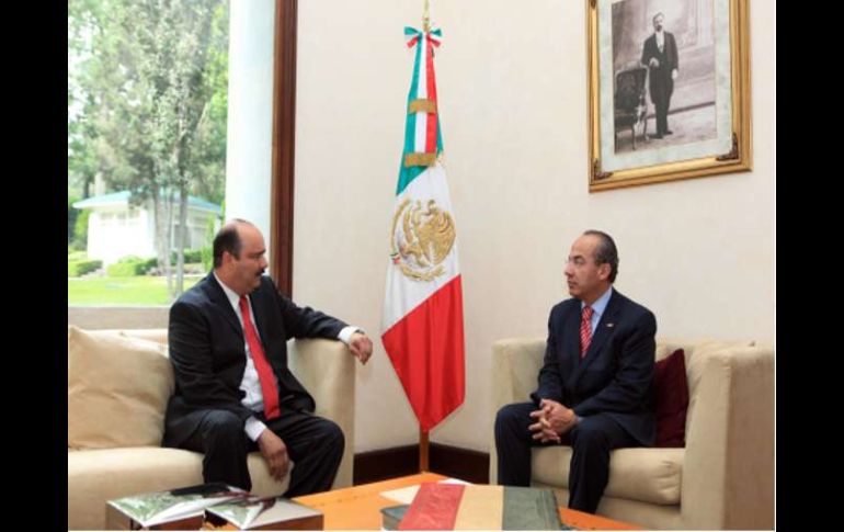 Reunión de trabajo. El Presidente Felipe Calderón recibió hoy en Los Pinos al gobernador electo de Chihuahua. NTX  /