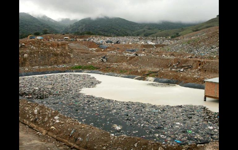 Debido a las lluvias, las lagunas de lixiviados se encuentran a su máxima capacidad en el vertedero de Picachos. E. PACHECO  /