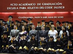 Los estudiantes de primaria posan luego del acto académico que se realizó en el Code Jalisco. M. FREYRÍA  /