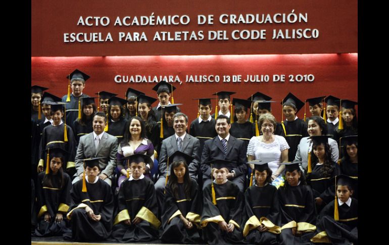 Los estudiantes de primaria posan luego del acto académico que se realizó en el Code Jalisco. M. FREYRÍA  /