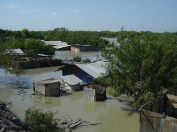 Más de mil casas permanecen inundadas y el nivel del agua aumenta por el desfogue del embalse Falcón. EL UNIVERSAL  /