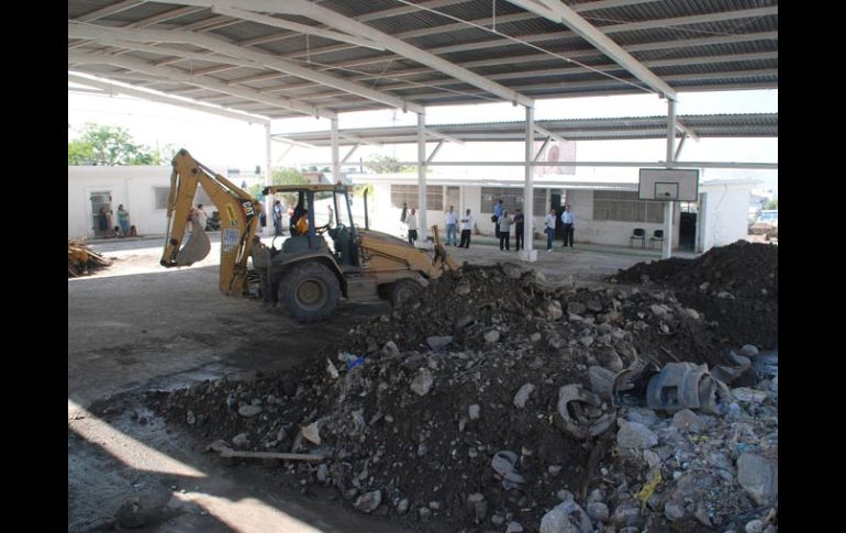 El gobernador Rodrigo Medina y el secretario de Educación realizaron un recorrido para evaluar los daños en planteles educativos. NTX  /