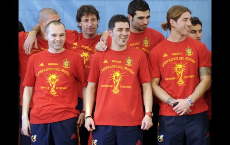 Andrés Iniesta (izq,), David Villa (centro) y Sergio Ramos forman parte del once ideal  /