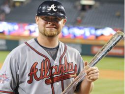 Brian McCann posa con su premio del Jugador Más Valioso. EFE  /