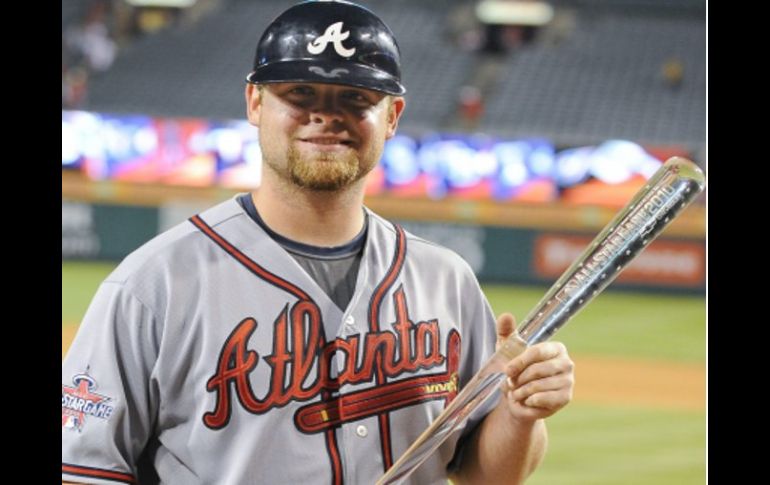 Brian McCann posa con su premio del Jugador Más Valioso. EFE  /