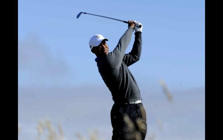 Foto de accion de una práctica del mejor golfista, Tiger Woods. MEXSPORT  /