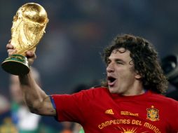 Carles Puyol deja a la Selección española cerrando con broche de oro, con la Copa del Mundo. AP  /