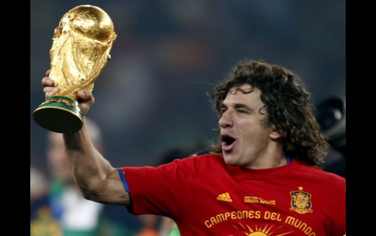 Carles Puyol deja a la Selección española cerrando con broche de oro, con la Copa del Mundo. AP  /