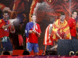 Los jugadores de la selección española, de izquierda a derecha, Sergio Busquets, Xabi Alonso y Gerard Piqué festejan el campeonato. EFE  /