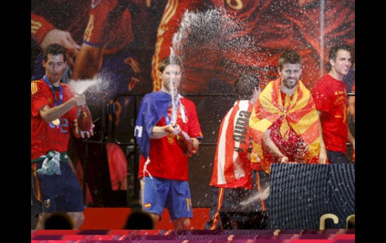 Los jugadores de la selección española, de izquierda a derecha, Sergio Busquets, Xabi Alonso y Gerard Piqué festejan el campeonato. EFE  /