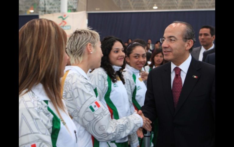 Abanderamiento que hizo el presidente Felipe Calderón a la Delegación Mexicana realizado en el CNAR. NOTIMEX  /