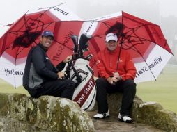 Los golfistas Padraig Harrington, (izq.), y Paul Lawrie, durante la jornada previa del Abierto Británico. EFE  /