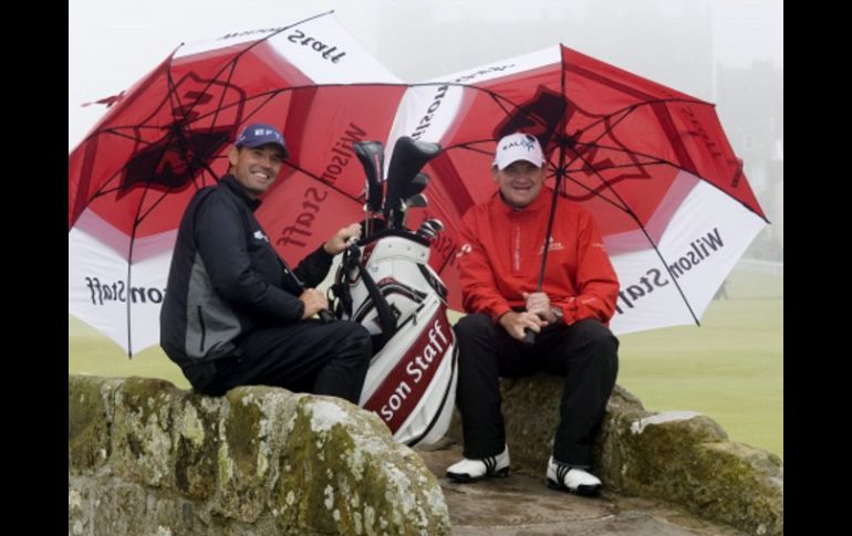 Los golfistas Padraig Harrington, (izq.), y Paul Lawrie, durante la jornada previa del Abierto Británico. EFE  /