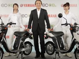 El presidente y director ejecutivo Hiroyuki Yanagi posa junto al nuevo modelo de motocicleta. AP  /