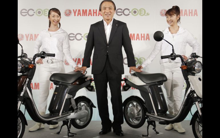 El presidente y director ejecutivo Hiroyuki Yanagi posa junto al nuevo modelo de motocicleta. AP  /