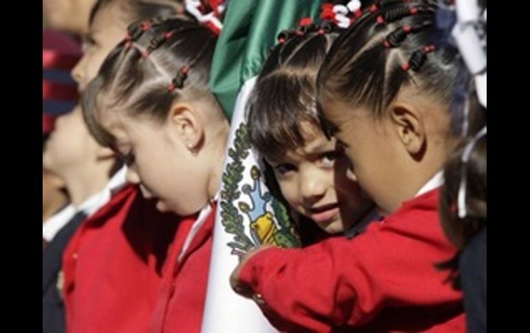 Además de los honores a la bandera nacional, se instruira a los estudiantes para rendir honores a la Bandera del Estado. ARCHIVO  /