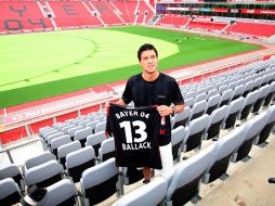 Michael Ballack fue presentado ayer como nuevo jugador del Bayer Leverkusen. REUTERS  /