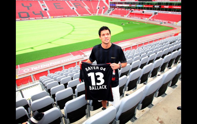 Michael Ballack fue presentado ayer como nuevo jugador del Bayer Leverkusen. REUTERS  /