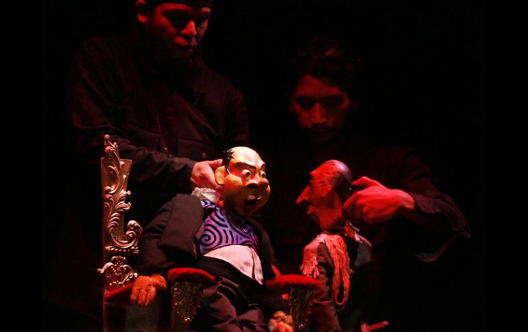 La propuesta de la compañía de títeres El Tlakuache, Ubú Rey, ha sido una de las favoritas en la Muestra Estatal de Teatro.M. FREYRÍA  /