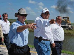 José Luis Luege Tamargo, director de la Conagua, realiza una gira por las áreas afectadas por el huracán ‘‘Alex’’ en Tamaulipas. NTX  /