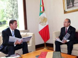 El poblano Rafael Moreno Valle revisa estadísticas con el Presidente Felipe Calderón, en su reunión en Los Pinos. NTX  /