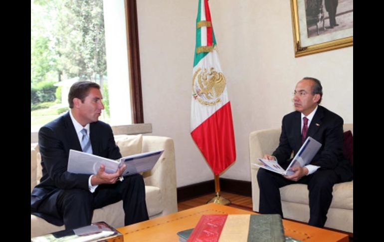 El poblano Rafael Moreno Valle revisa estadísticas con el Presidente Felipe Calderón, en su reunión en Los Pinos. NTX  /