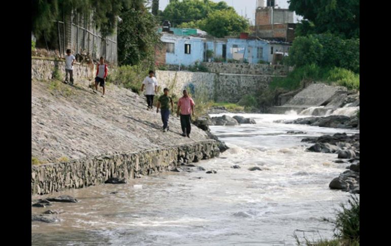 Algunos vecinos ya están acostumbrados a vivir a vivir en contacto con el río. E. PACHECO  /