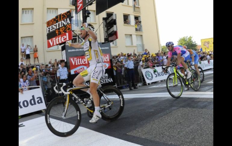 Mark Cavendish festeja su victoria en la undécima etapa del Tour de Francia. AFP  /