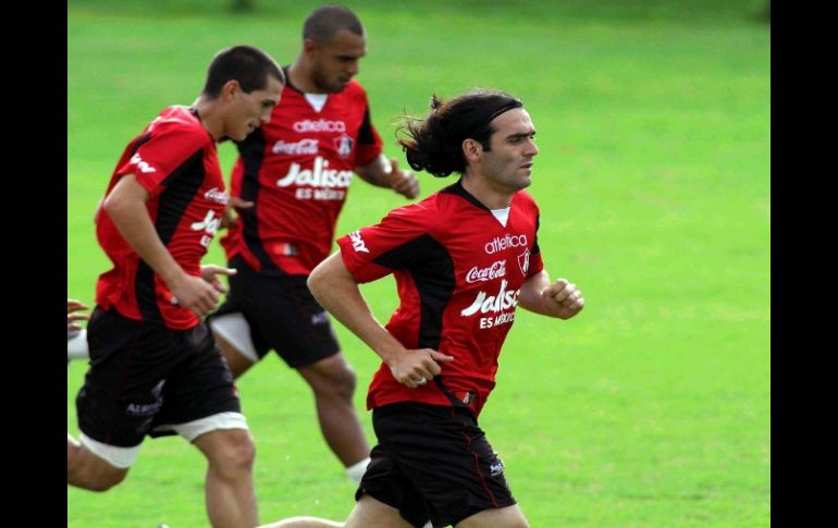 Fabricio Fuentes (der.) durante una sesión de entrenamientos. MEXSPORT  /