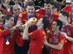 El español David Villa besa la Copa del Mundo. AFP  /