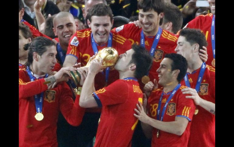 El español David Villa besa la Copa del Mundo. AFP  /