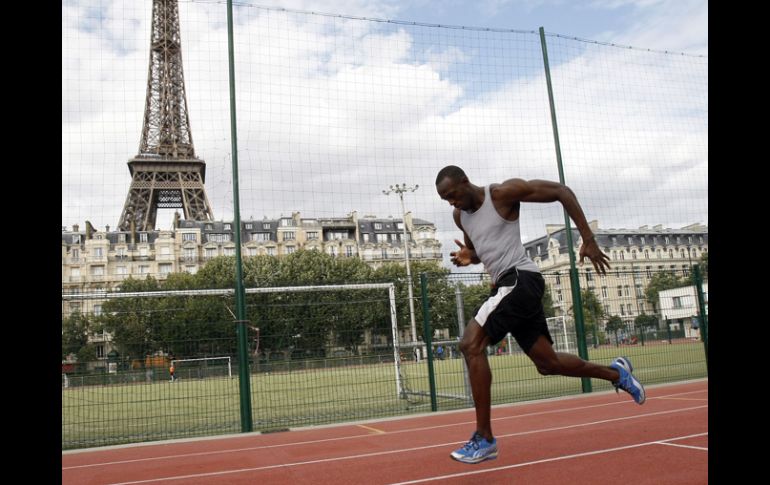 El velocista Usain Bolt entrena a los pies de la Torre Eiffel. AP  /