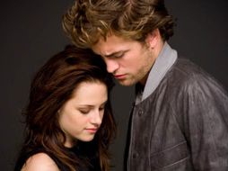 Robert Pattinson y su compañera en Crepúsculo, Kristen Stewart. ESPECIAL  /