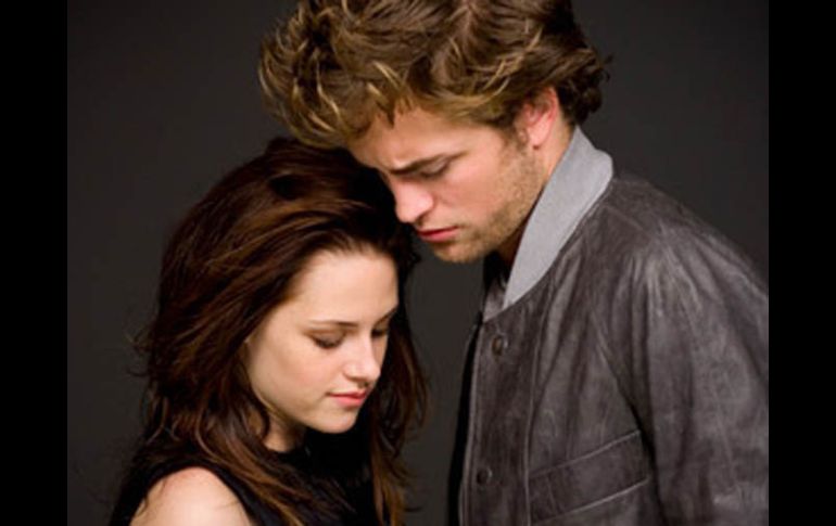 Robert Pattinson y su compañera en Crepúsculo, Kristen Stewart. ESPECIAL  /